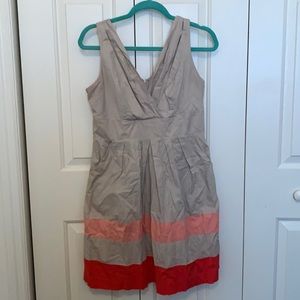 V-neck sleeveless dress